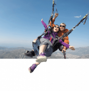 Fethiye Oludeniz Paragliding Flug und glücklicher chinesischer Passagier